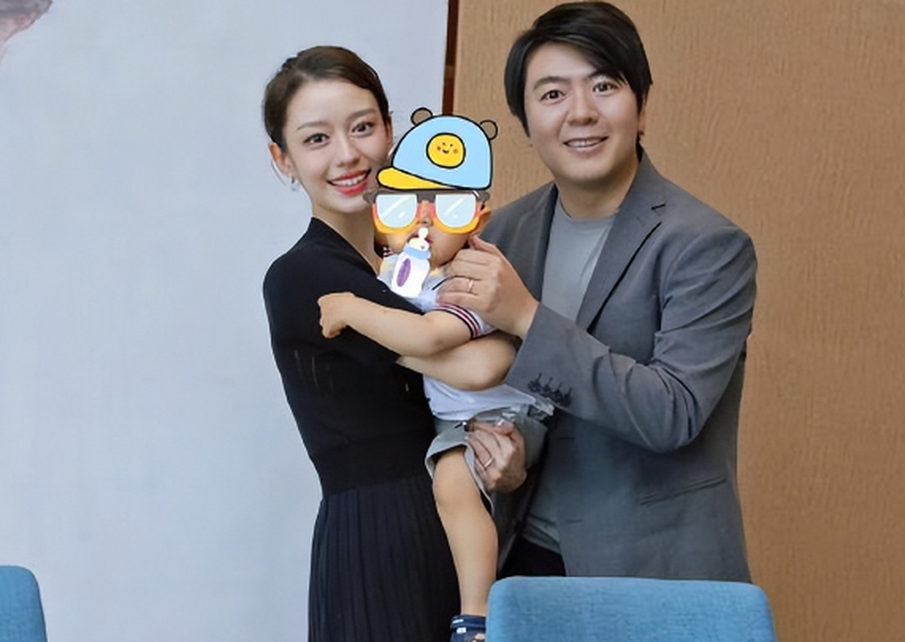 郎朗晒全家福为自己庆生!吉娜抱娃出镜状态佳,1岁儿子呆萌可爱