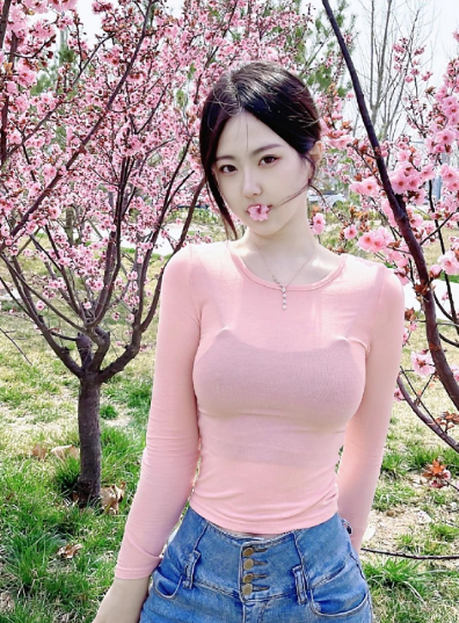 春日牛仔裤小姐姐的照片,好看!