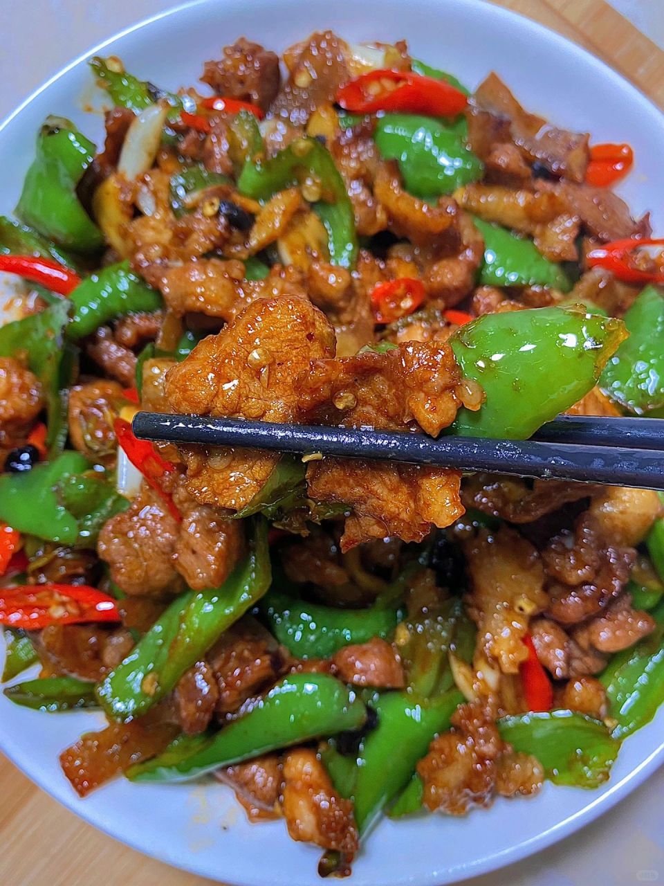 吃不腻的辣椒炒肉 简单快手菜 食材:猪肉 螺丝椒 大蒜 小米辣 豆豉