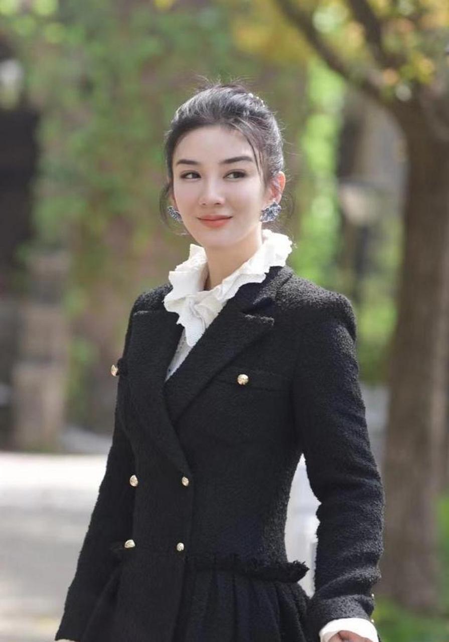 黄奕崔伟穿西装裙配过膝长靴"扮嫩",美回李玉湖