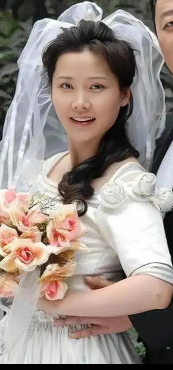 gif创作人# 何赛飞也调皮捣蛋了,与郭涛拍婚纱照居然扮斗鸡眼,也太