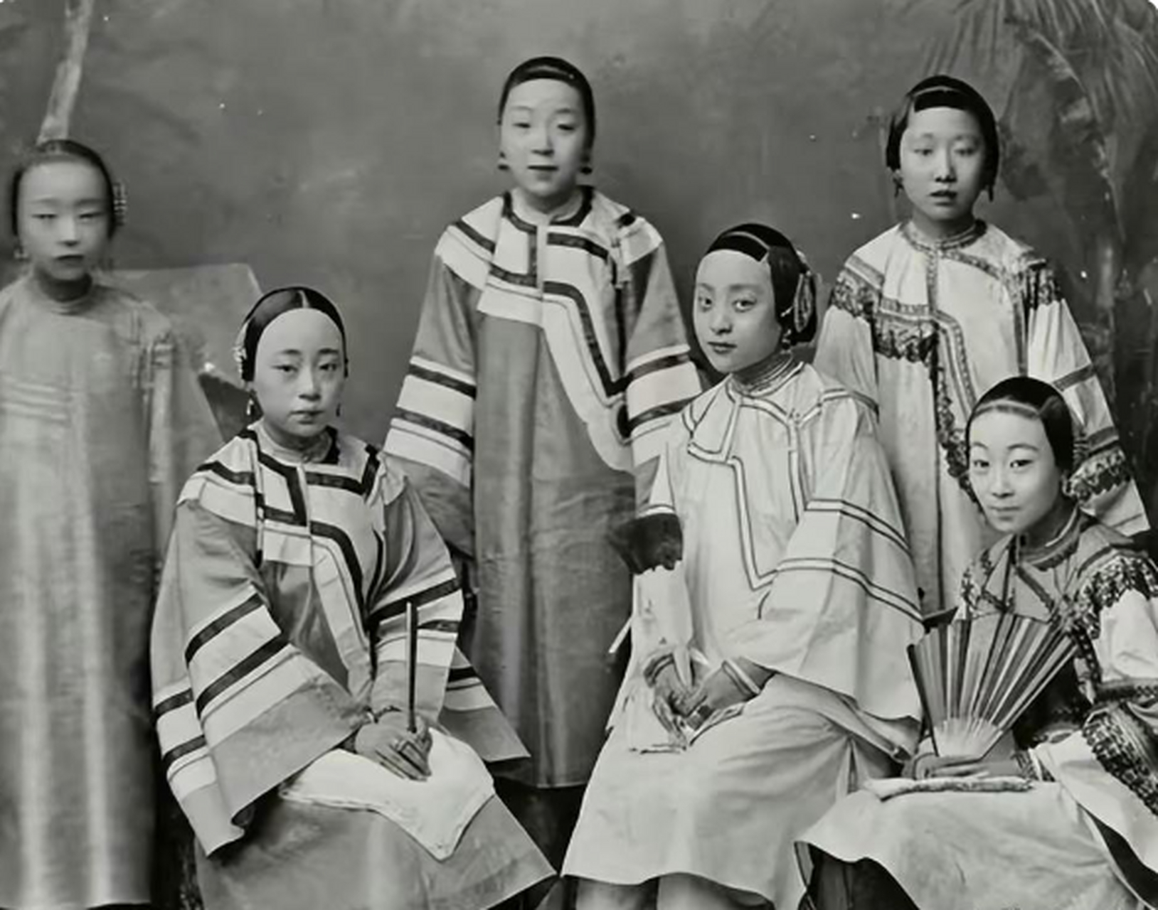 清朝女子的服饰 是不是和你们想的有点不一样呢?