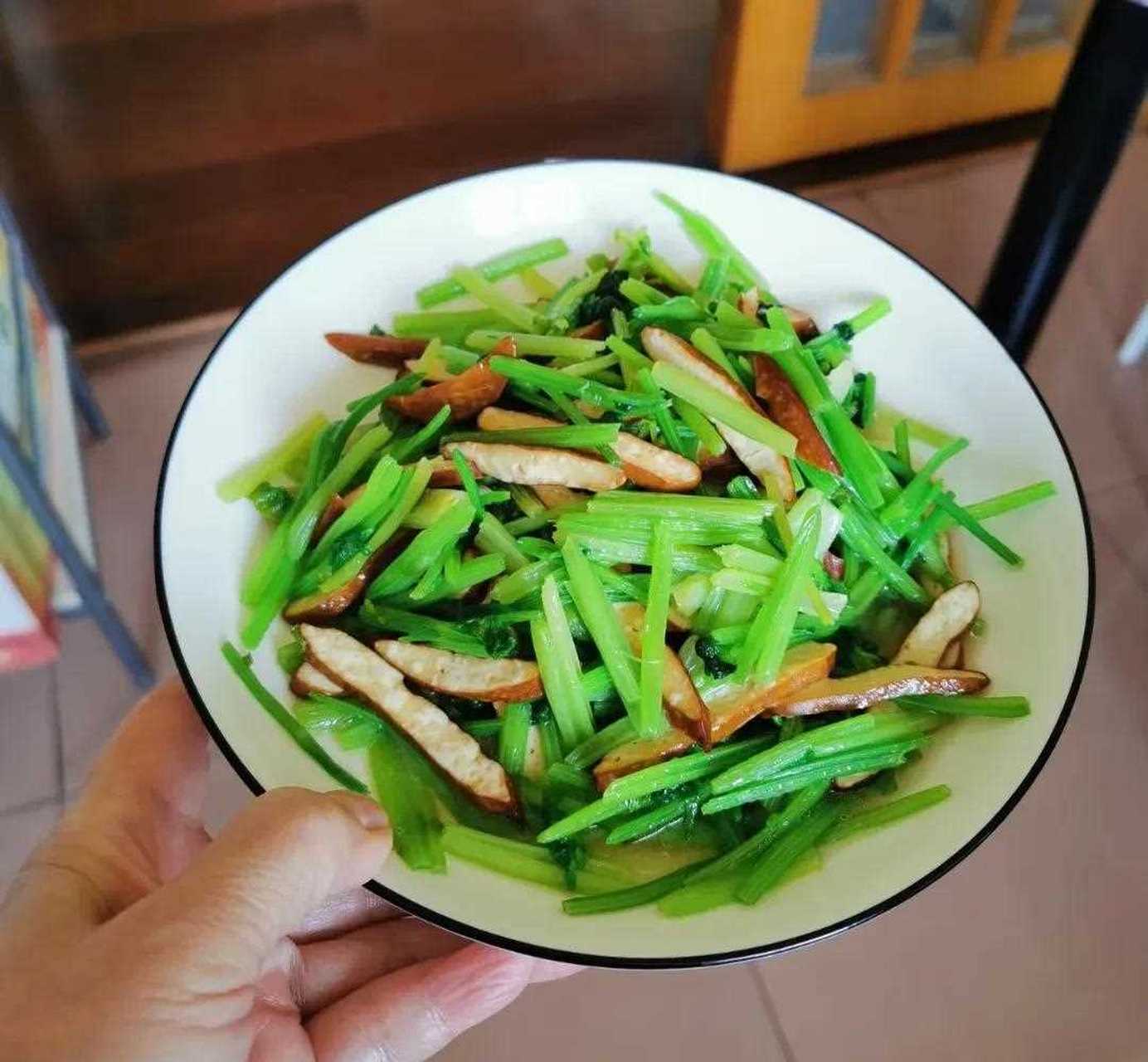 聚餐芹菜香干,土猪肉红烧乌贼鱼,醋溜包菜,青菜香菇,腌菜炖包头鱼中段
