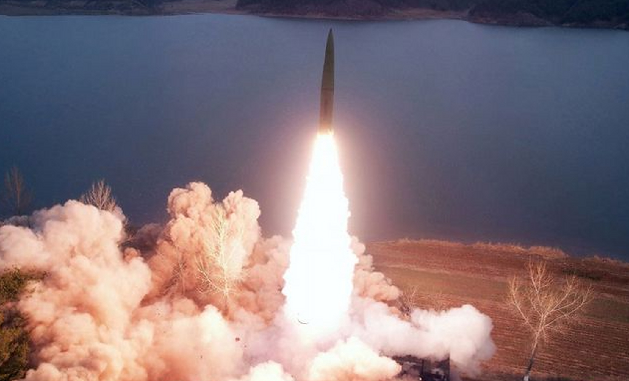 朝鲜向日本海发射弹道导弹: 据日本媒体报道,在4月13日早7时23分左右