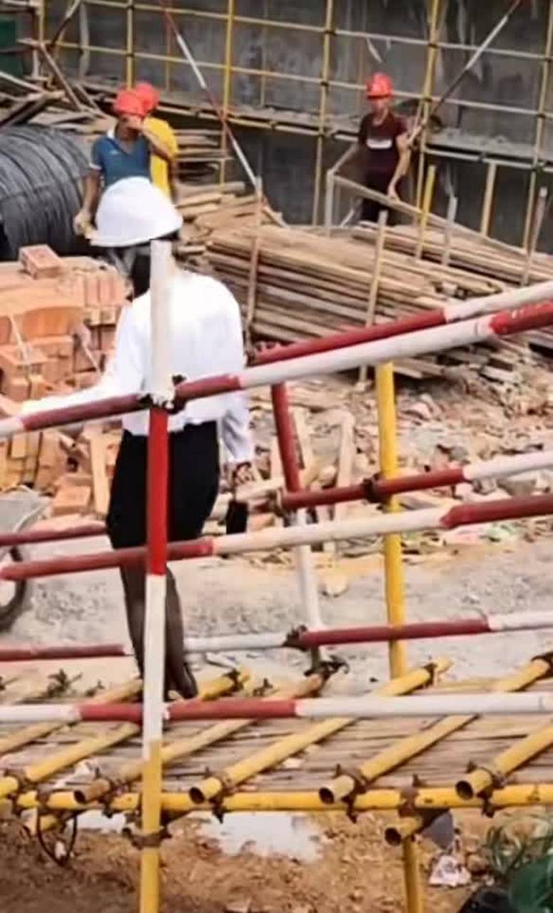 戴白帽子,红帽子,黑丝袜,他们的工作是什么[左捂脸]