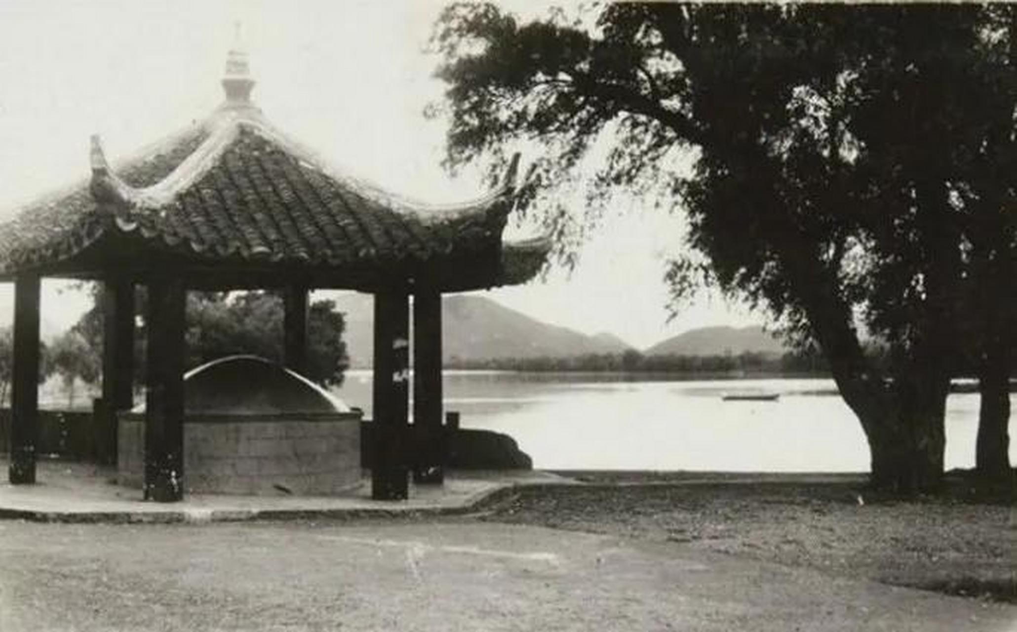 领动计划# 1943年,苏小小墓,即慕才亭,位于  杭州  西湖西泠桥畔.