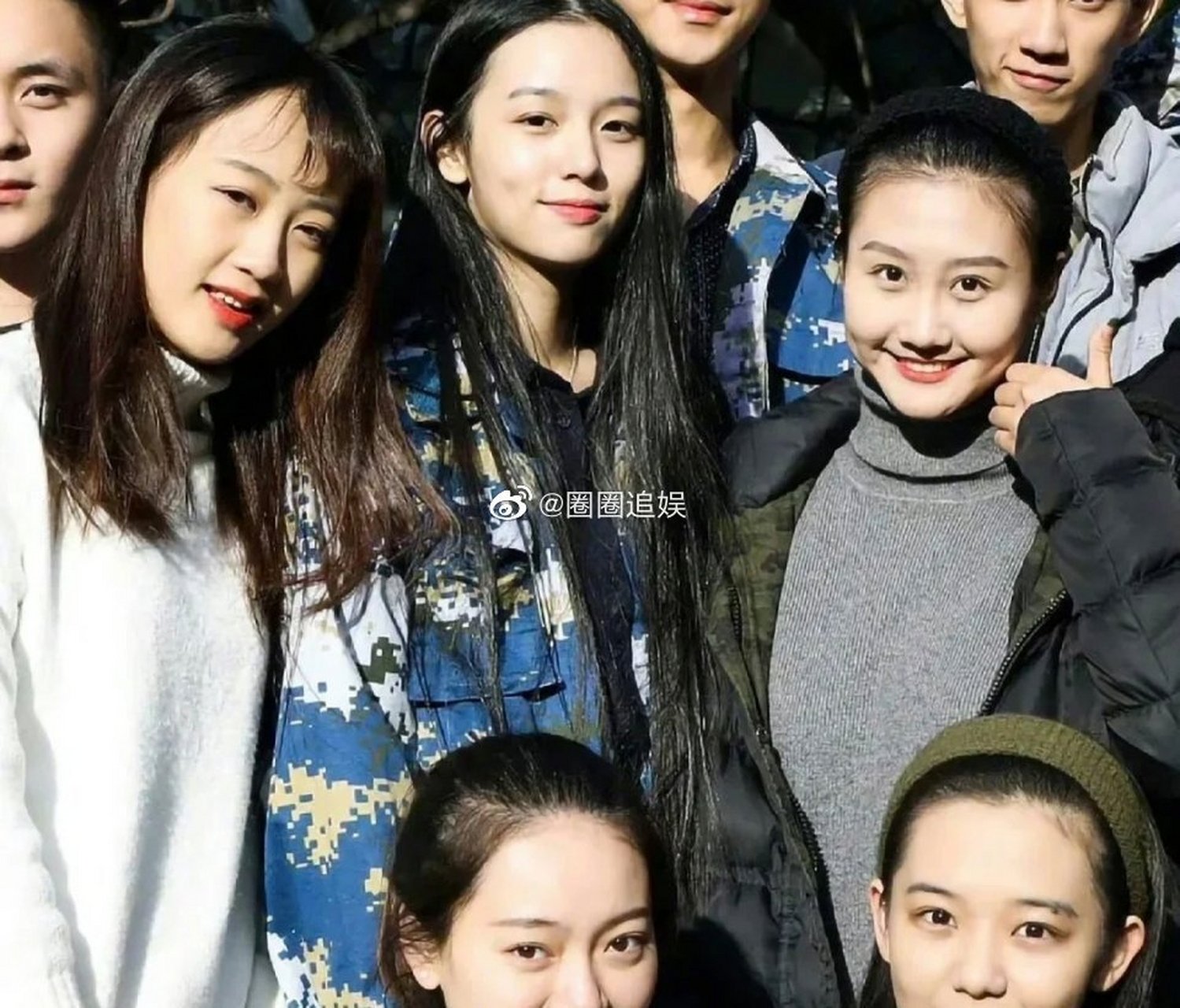 周也王子奇居然是同班同学,还挺有夫妻相的!