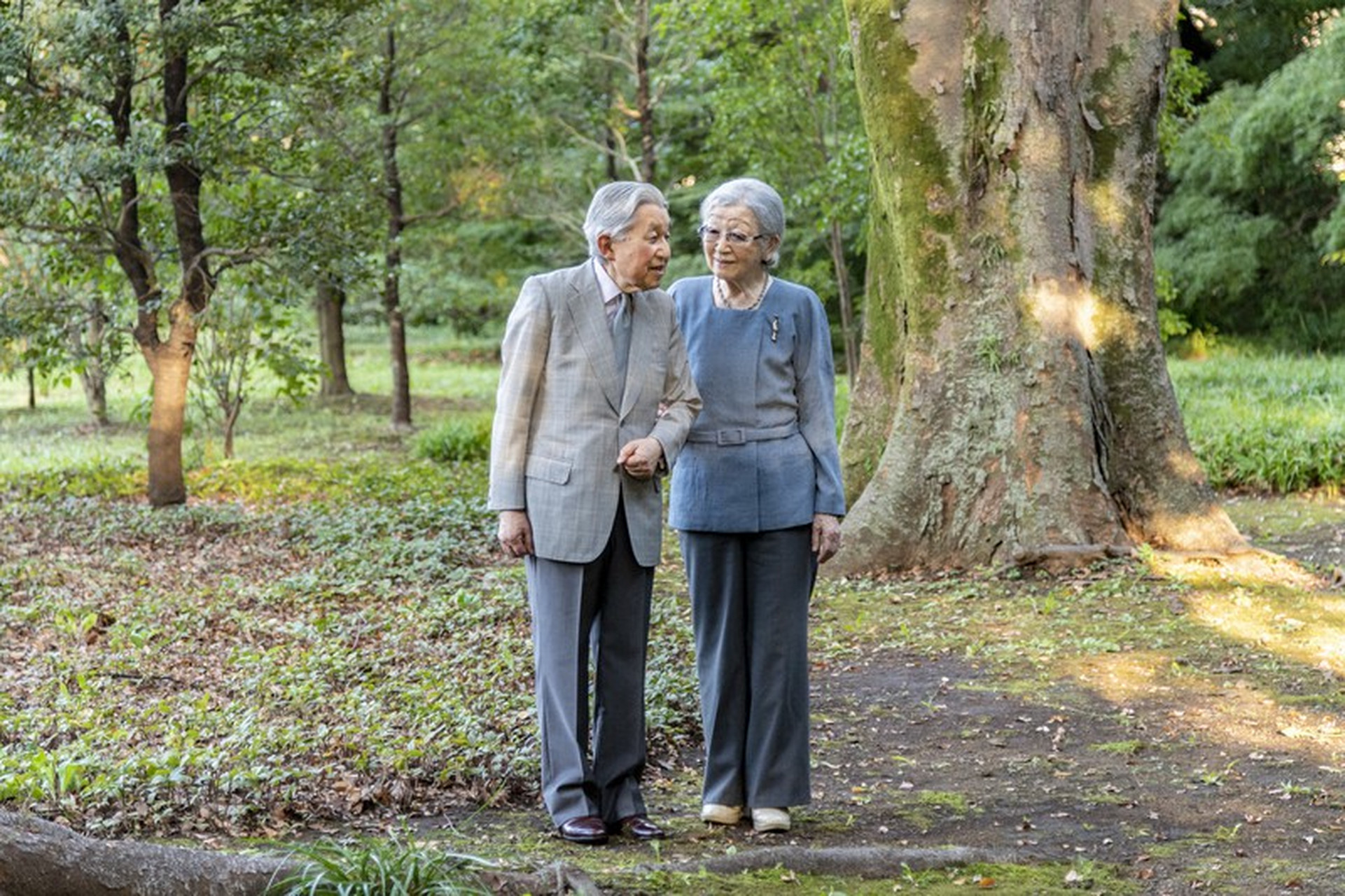 日本美智子上皇后87岁生日!和明仁上皇恩爱亮相,一身蓝色真优雅