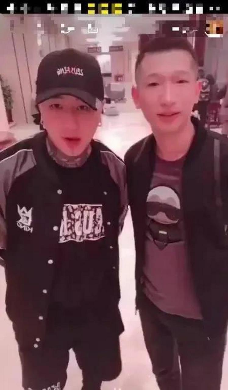 昨天晚上,"没毛病"的倡导者"石家庄狗磊"结束踩缝纫机的"工作"回归首