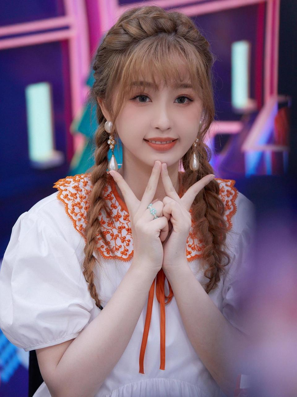 虞书欣穿搭 女明星私服穿搭爱豆同款 look: 裙子:cecilebahnsen 耳环