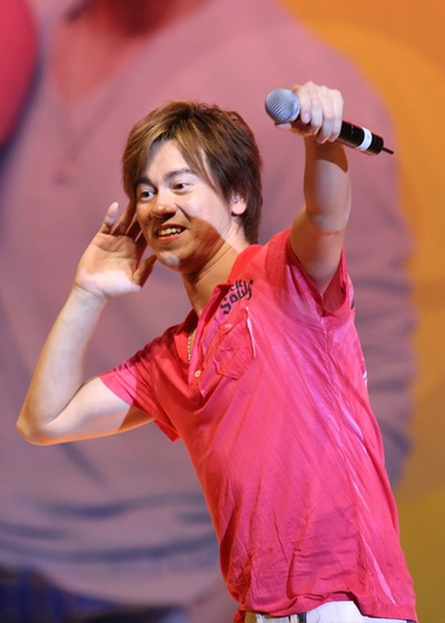 分享歌词 | 歌曲:痴心绝对 歌手:李圣杰 想用一杯latte把你灌醉 好让