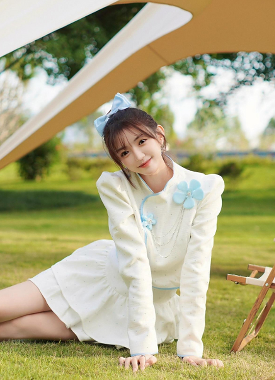 开朗活泼的小美女|美女户外写真