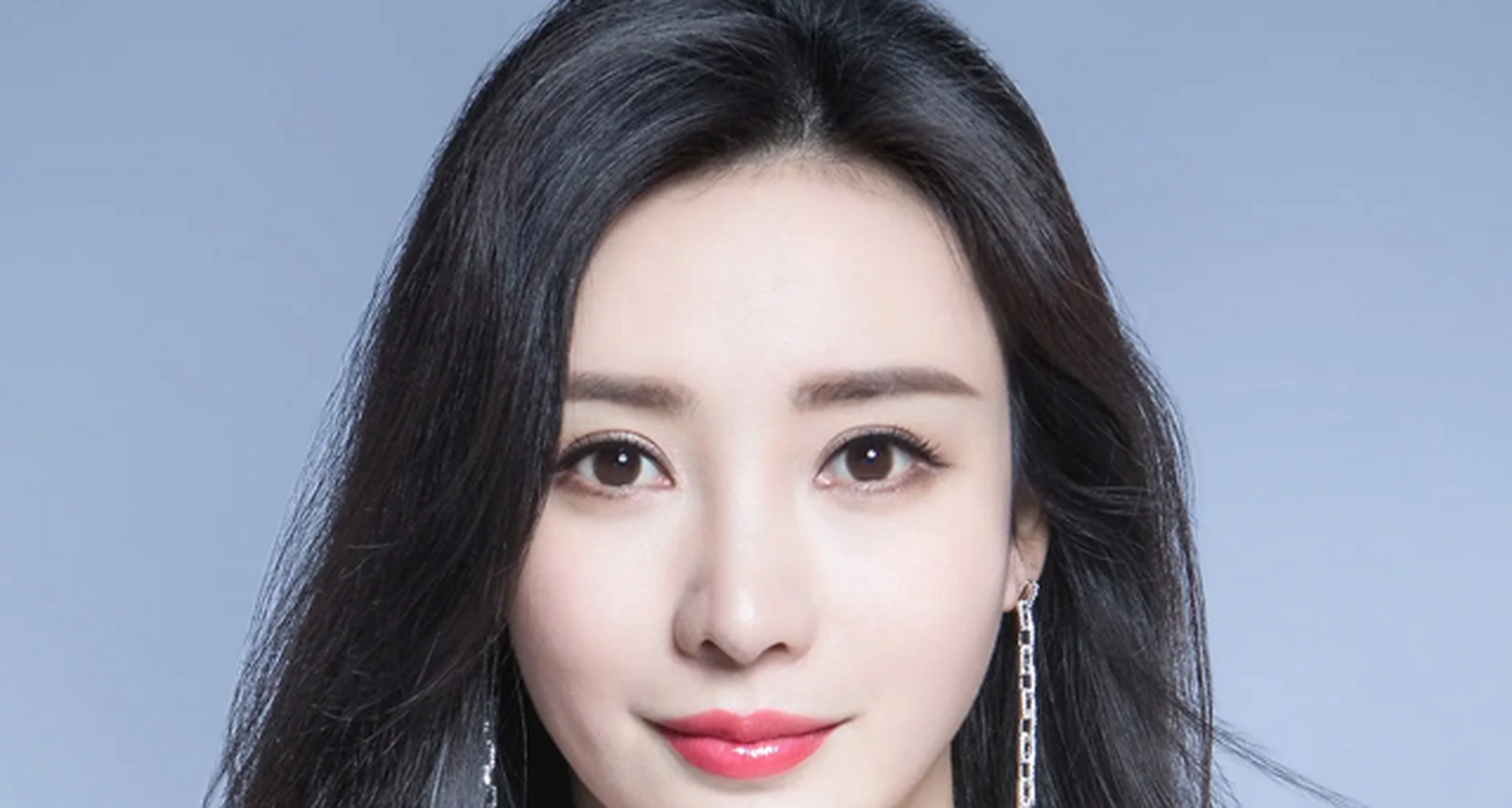 纯素颜下的柳岩,展现出了她颜值最真实的样子,脸上的皮肤暗黄还泛着