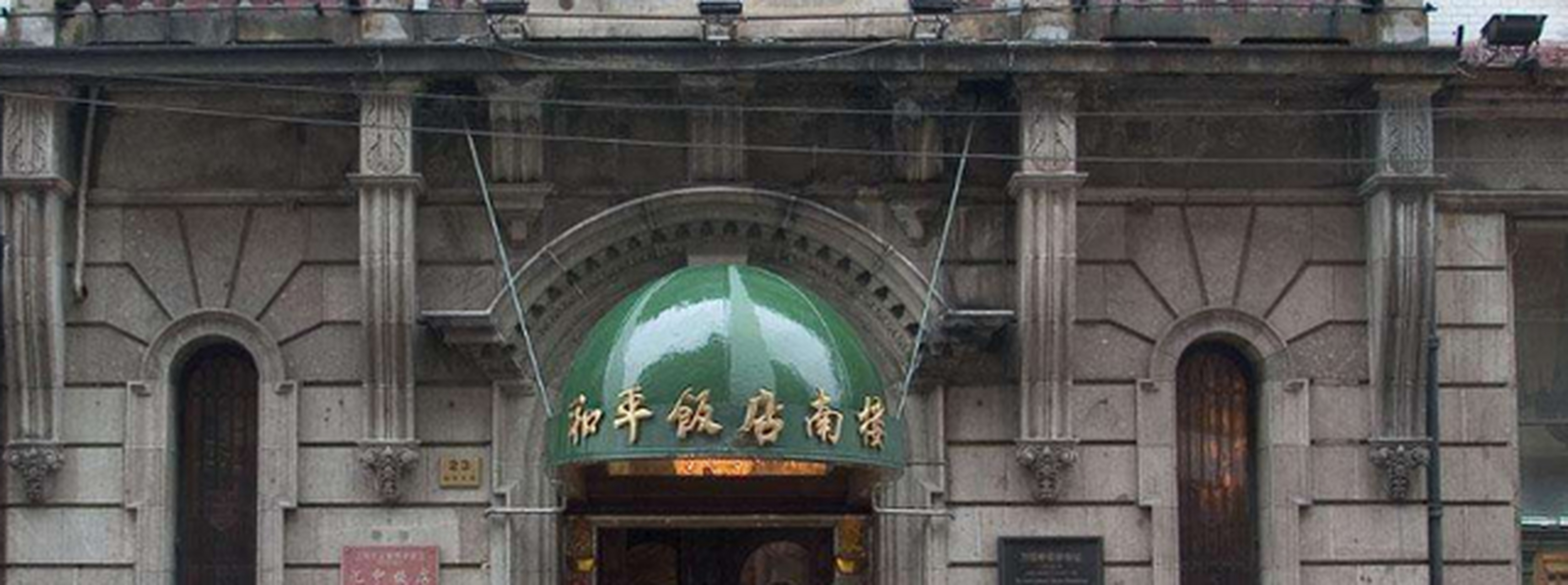 2,原和平饭店厨师长薛敏,我们可以从自媒体介绍上看出,薛敏四年的海军