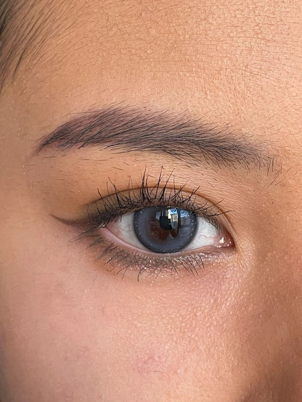 秋冬摩登姜黄墨绿撞色妆 墨绿色的眼妆对深肤色mm也很友好噢～ 用细头