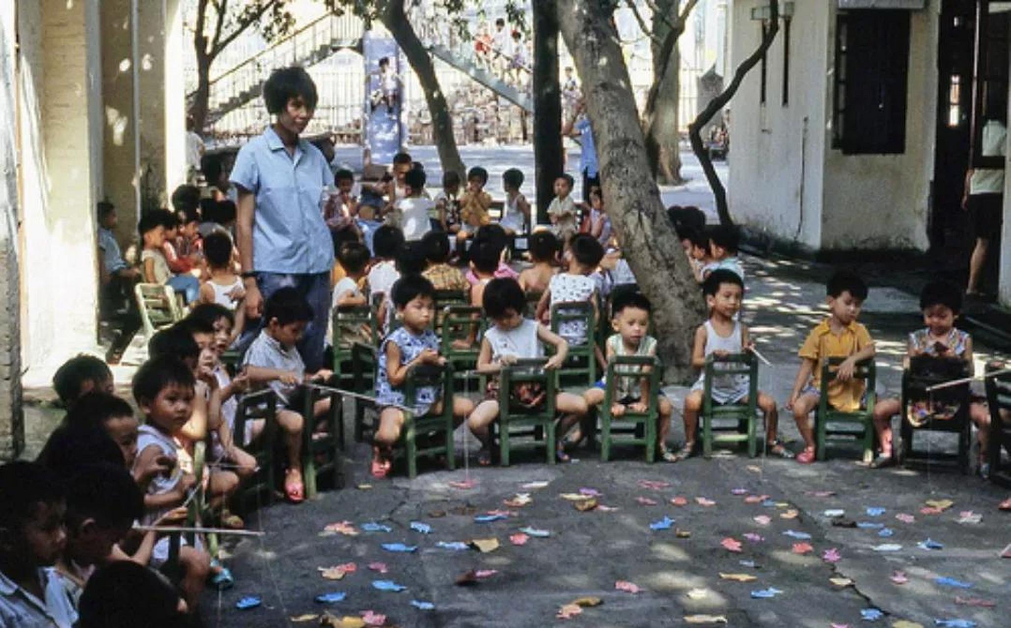 领动计划# 八十年代,小朋友们在幼儿园里做游戏玩耍的场景.