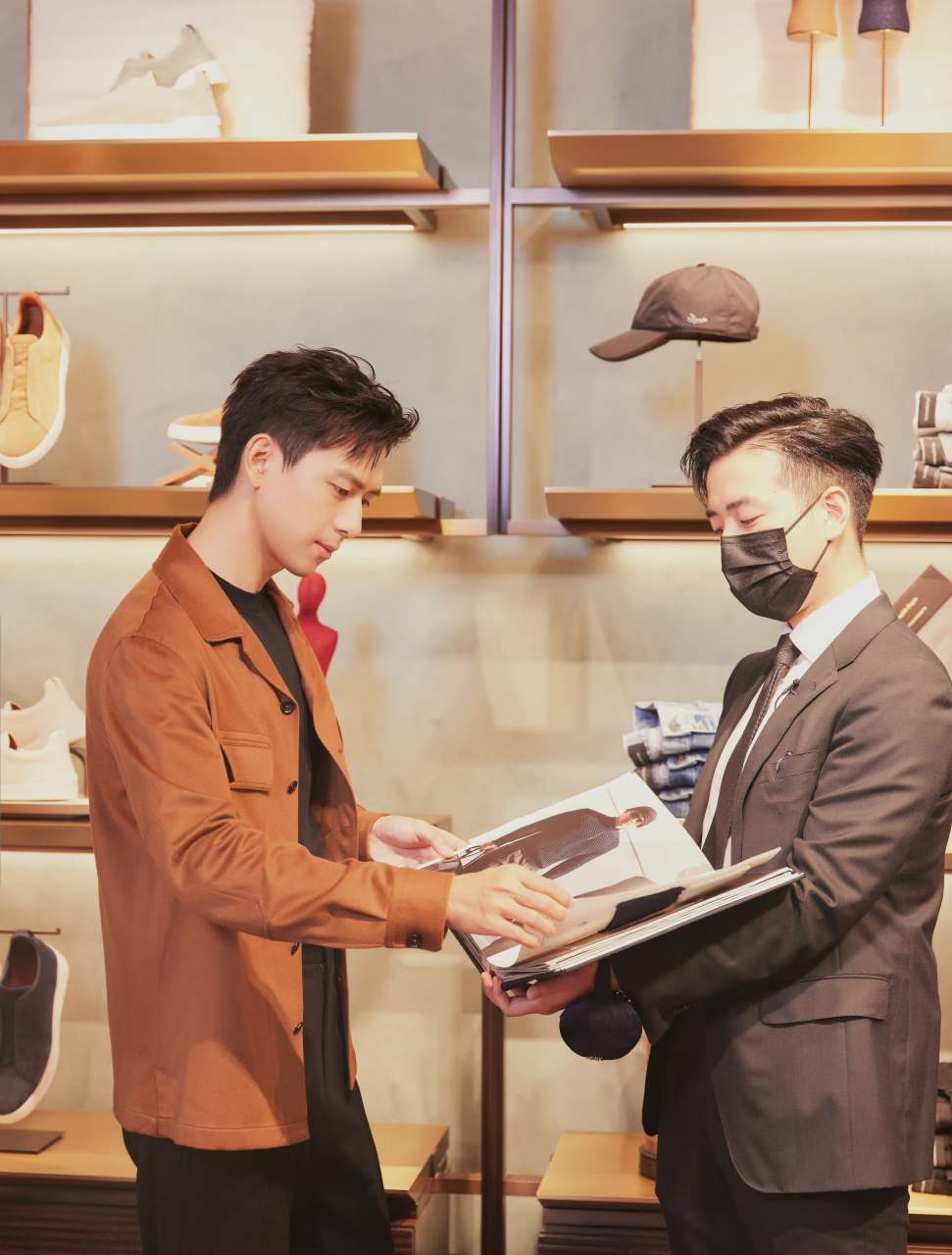 李现#现身杰尼亚活动的"现任男友",焦糖色一身,简约造型搭配金属框