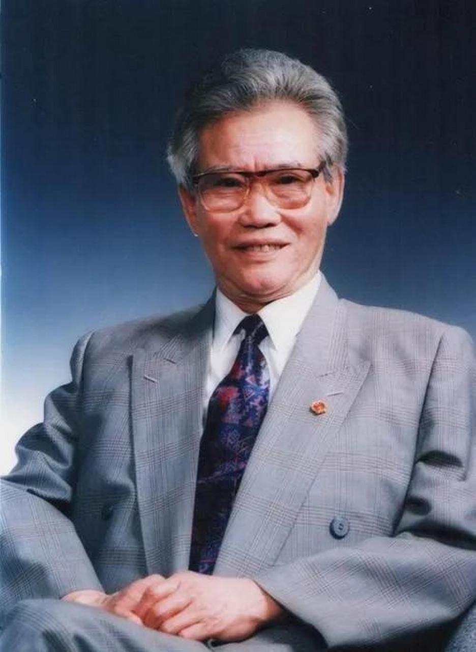 1933年,彭湃8岁的儿子彭士禄落在了敌人手里,在阴森的监狱里,他光着脚