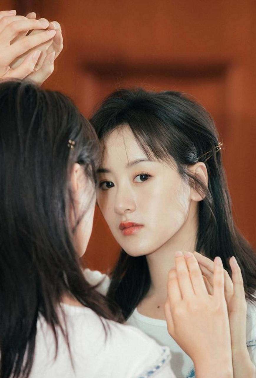 袁冰妍,一袭温婉甜美的淡蓝色短裙,有种挥之不去的甜美温婉感