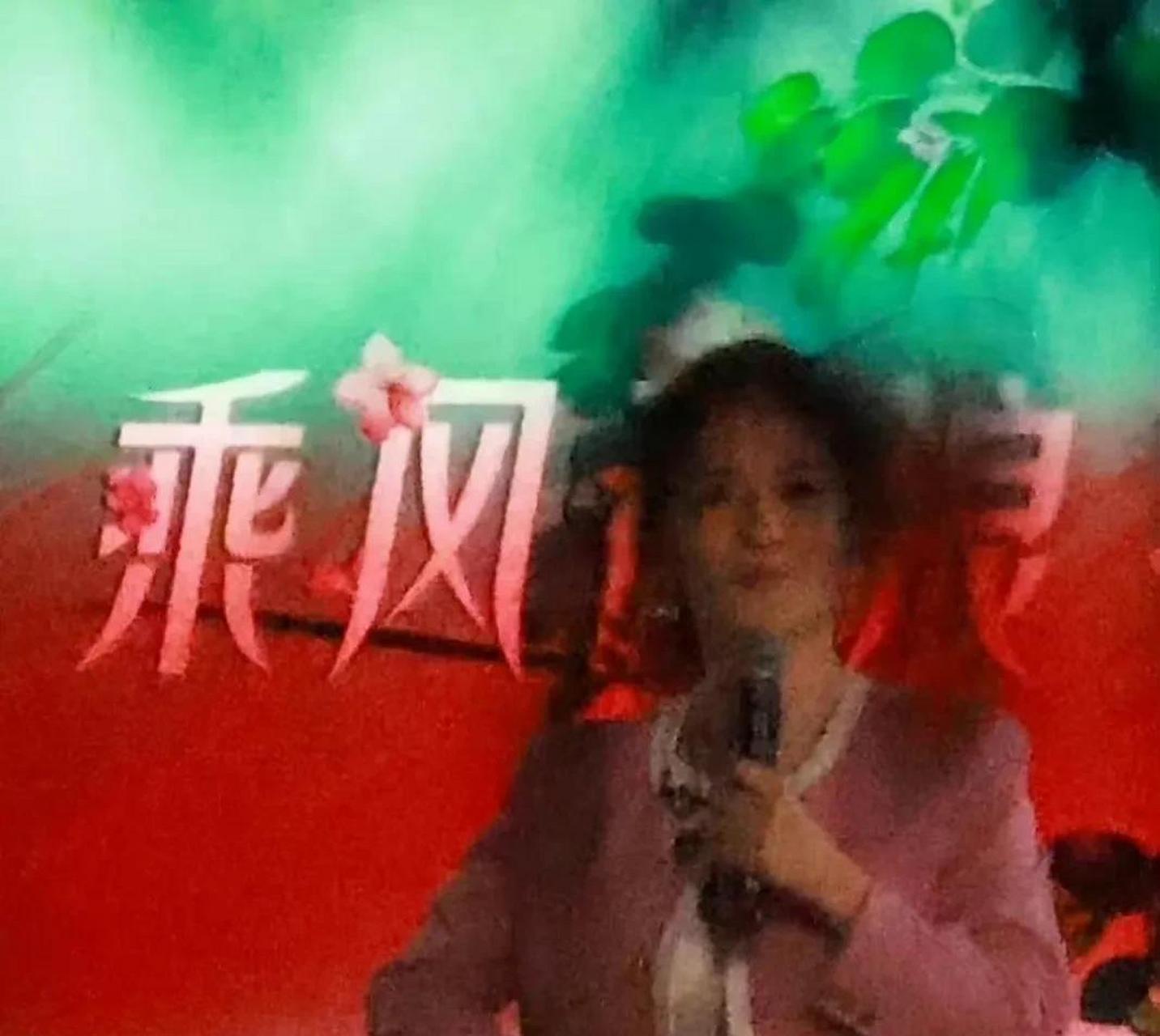 4月8日,正当其他明星因为参加节目而相继上热搜的时候,谢娜已经低调