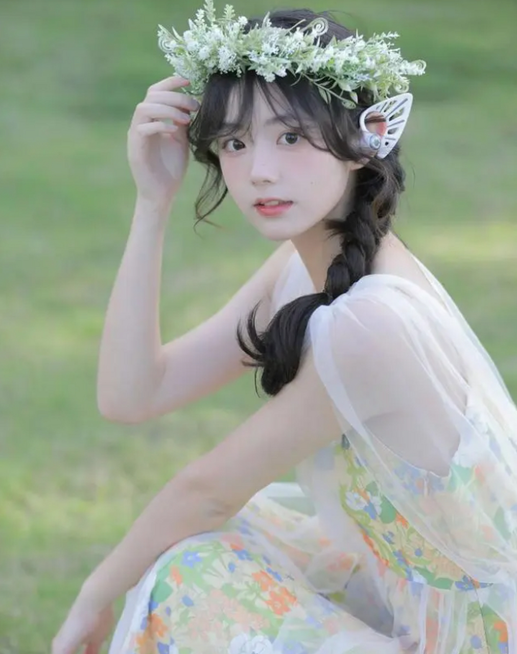 身穿彩裙头戴花环,人间精灵般美丽,这样的女孩我们叫她花仙子吧