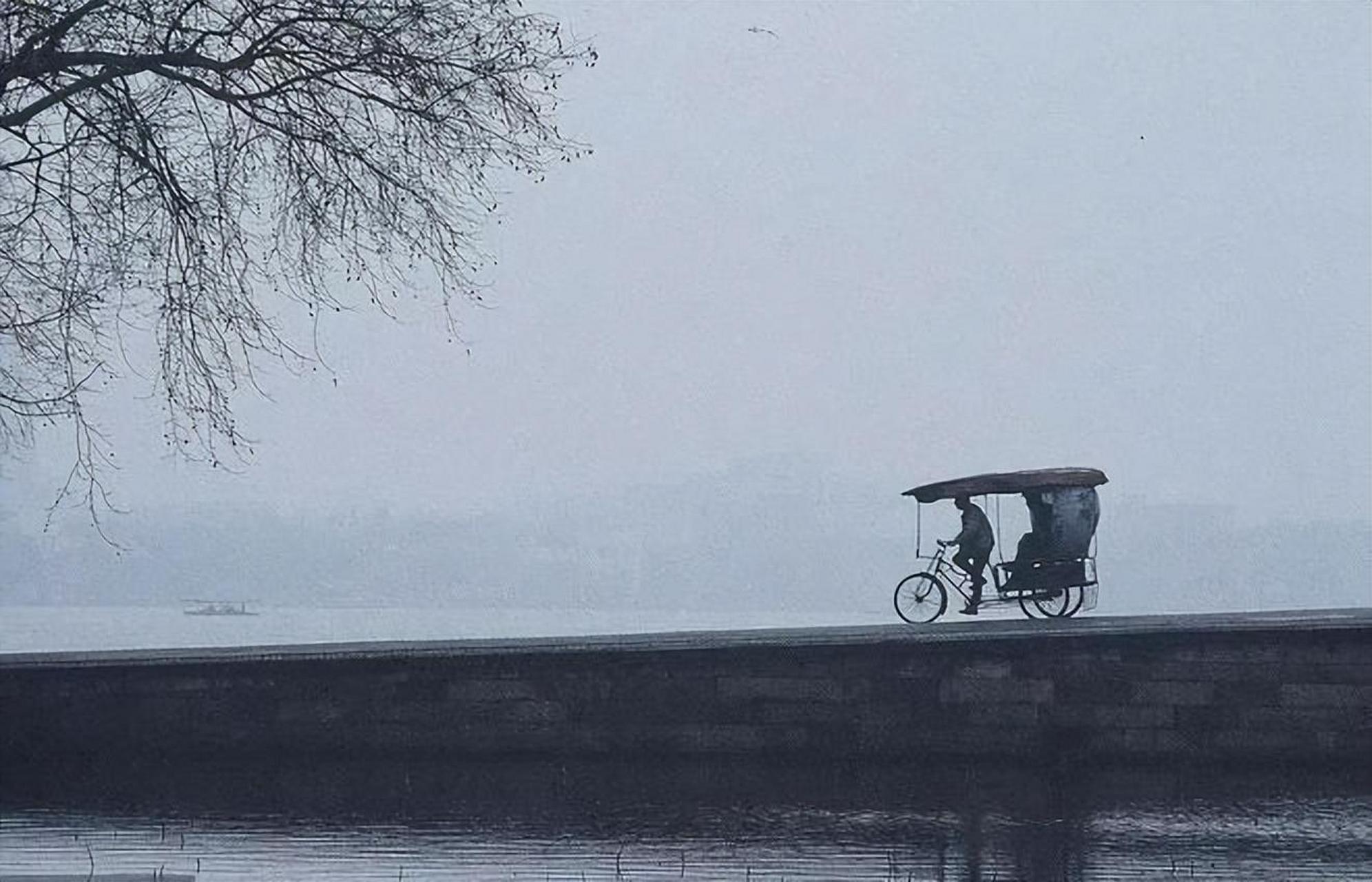 杭州上世纪90年代的一些老照片,可以看到一辆脚踏三轮车载着乘客经过