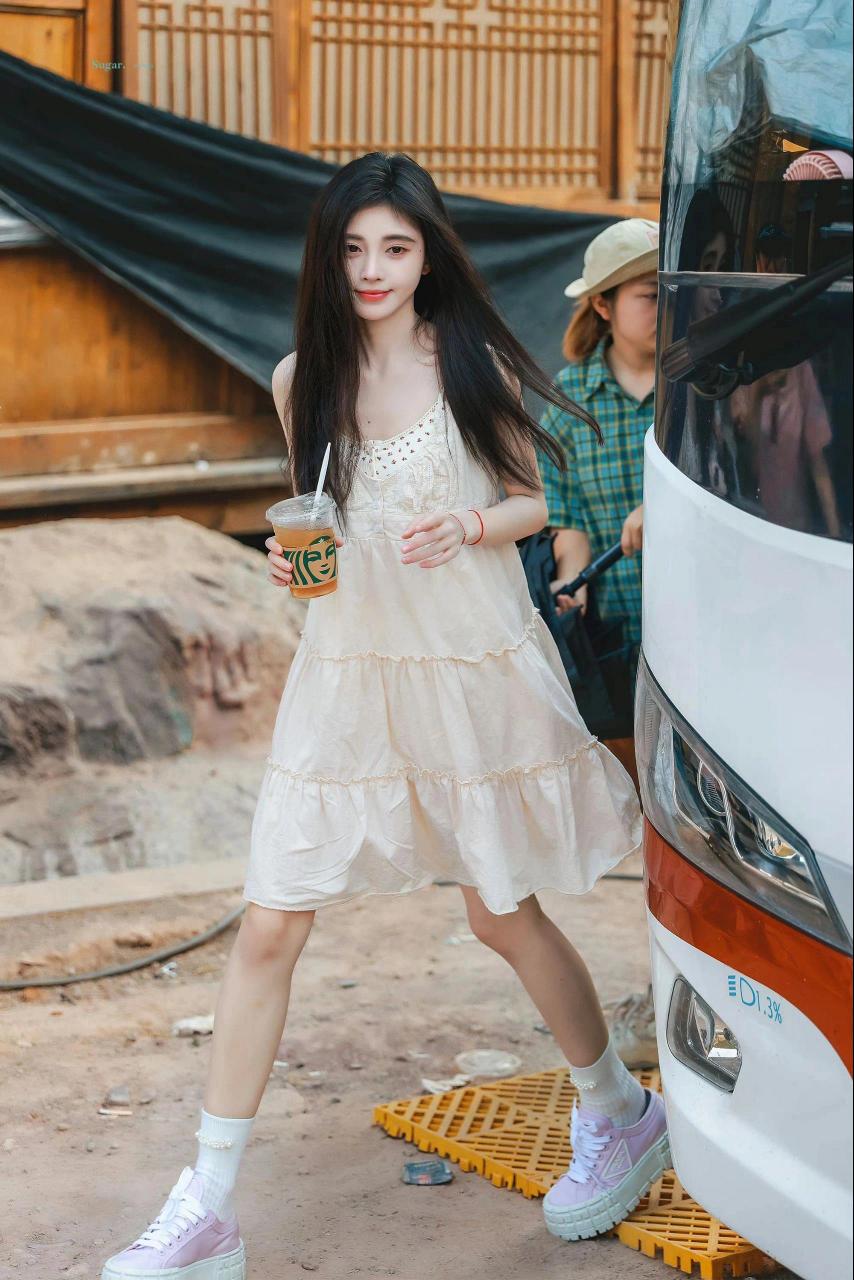 鞠婧祎这套叠穿太绝了 鞠婧祎昨日私服穿搭,bm叠穿大法,纯色连衣裙