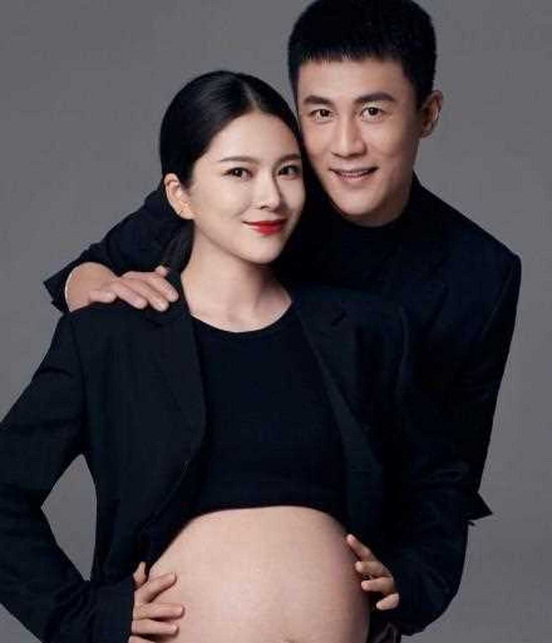 《婆婆和妈妈2》杜淳晒出与妻子王灿的孕肚合照,照片中王灿身材依旧