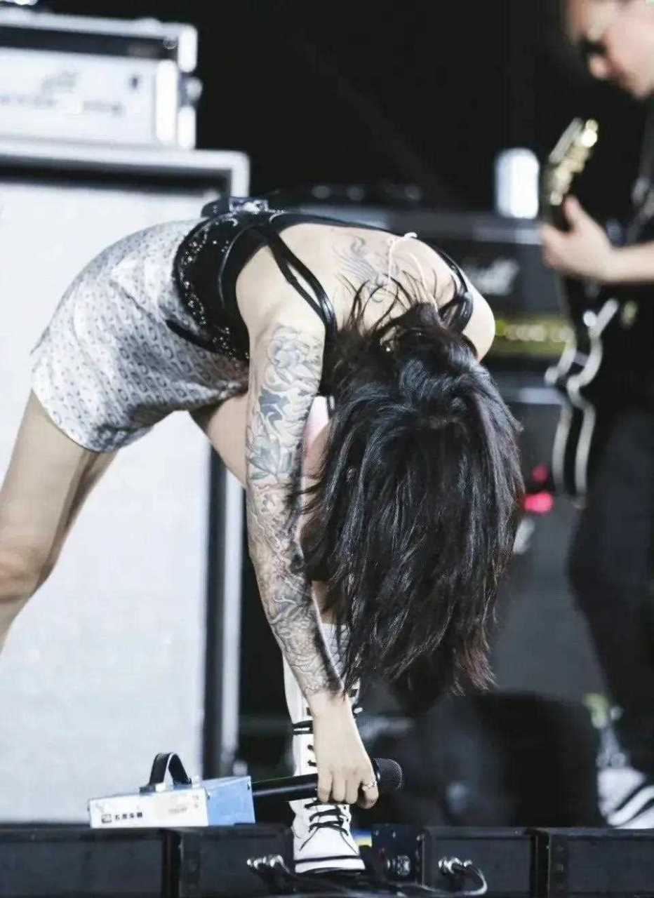 如果没有这大花臂,谭维维是不是会更火?这纹身着实欣赏不来