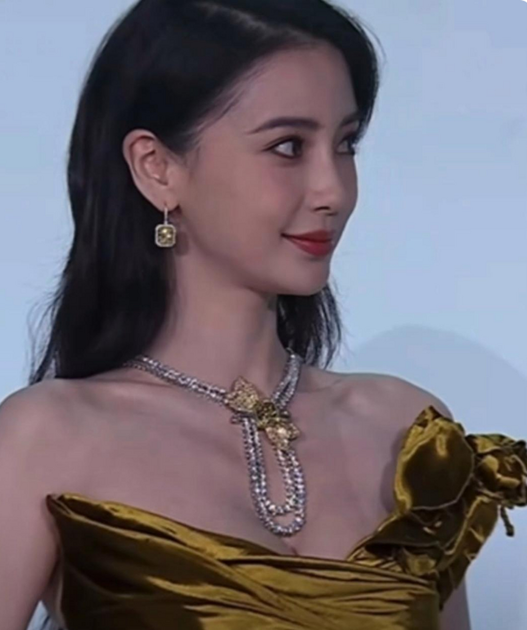 杨颖angelababy现身发布会贵气十足,脖子上的钻石项链彰显咖位.