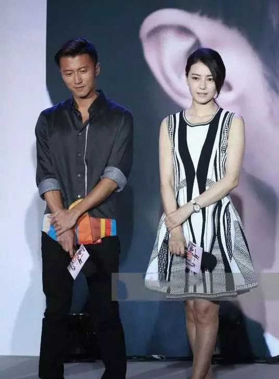 谢霆锋和高圆圆,高圆圆上半身是白色,下半身是黑色.[委屈]