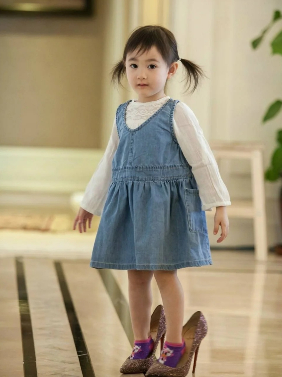 小时候的奥莉以其可爱的外表和天真无邪的性格赢得了众多粉丝的喜爱