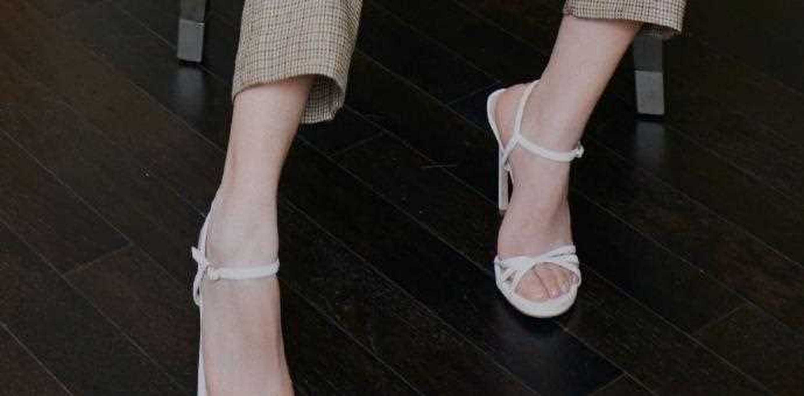 杨紫 白色高跟凉鞋美脚丫美照欣赏