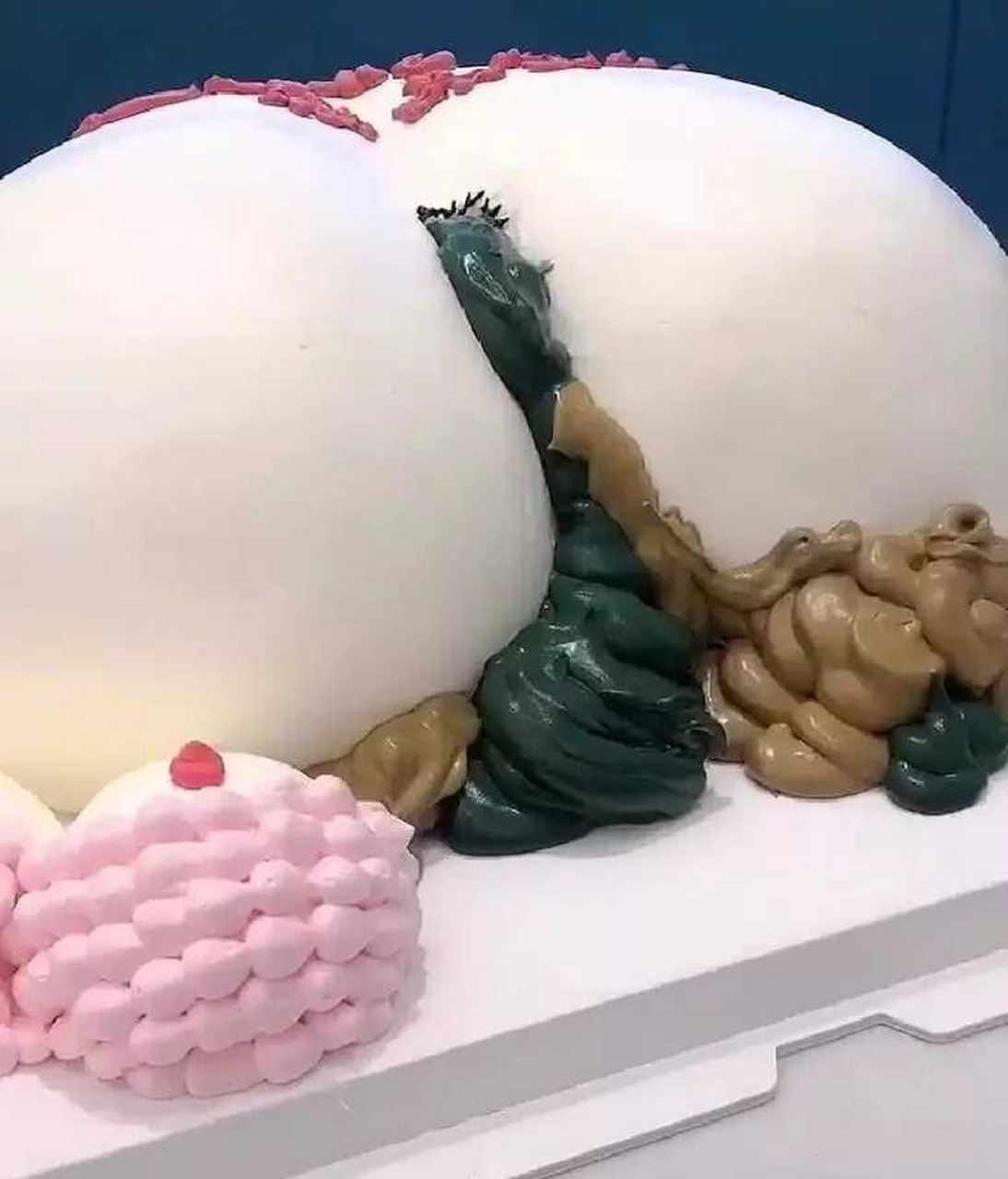 好家伙,别说吃这个蛋糕了,看着就恶心[微笑]