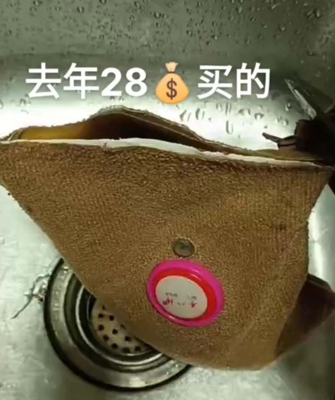 去年28块钱买的电热水袋,剪开一看太浑浊了,倒出来全是脏水.