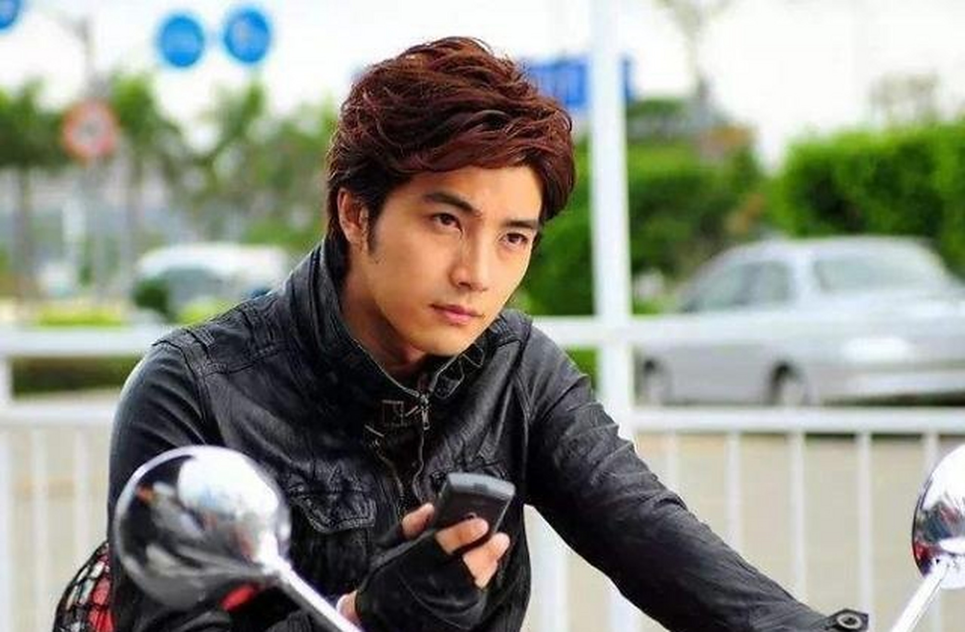 贺军翔的老婆是圈外人,名叫陈怡玟,两人在高中时期就开始交往,期间分