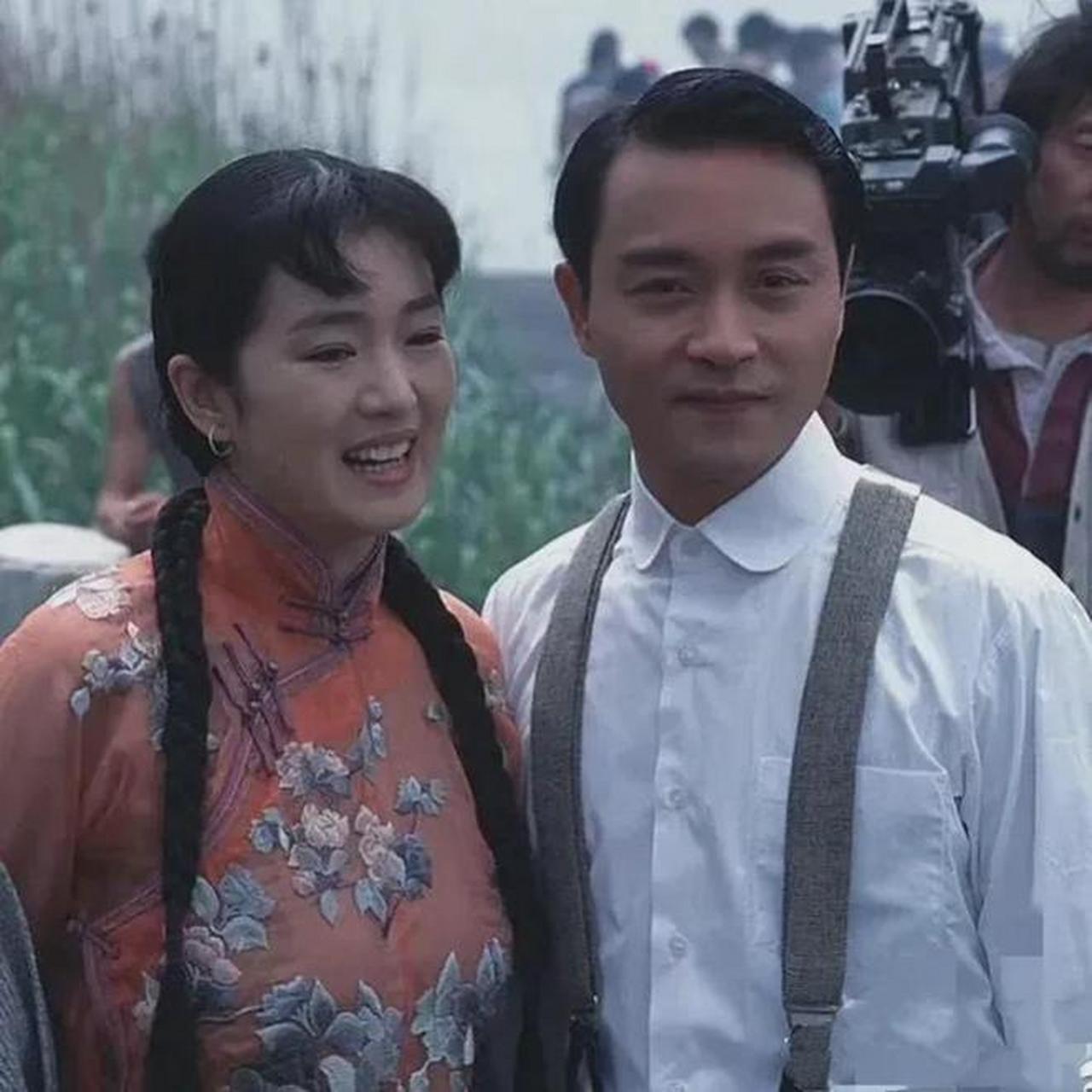 在1996年,张国荣和巩俐一起来到片场拍摄陈凯歌导演的电影《风月》.