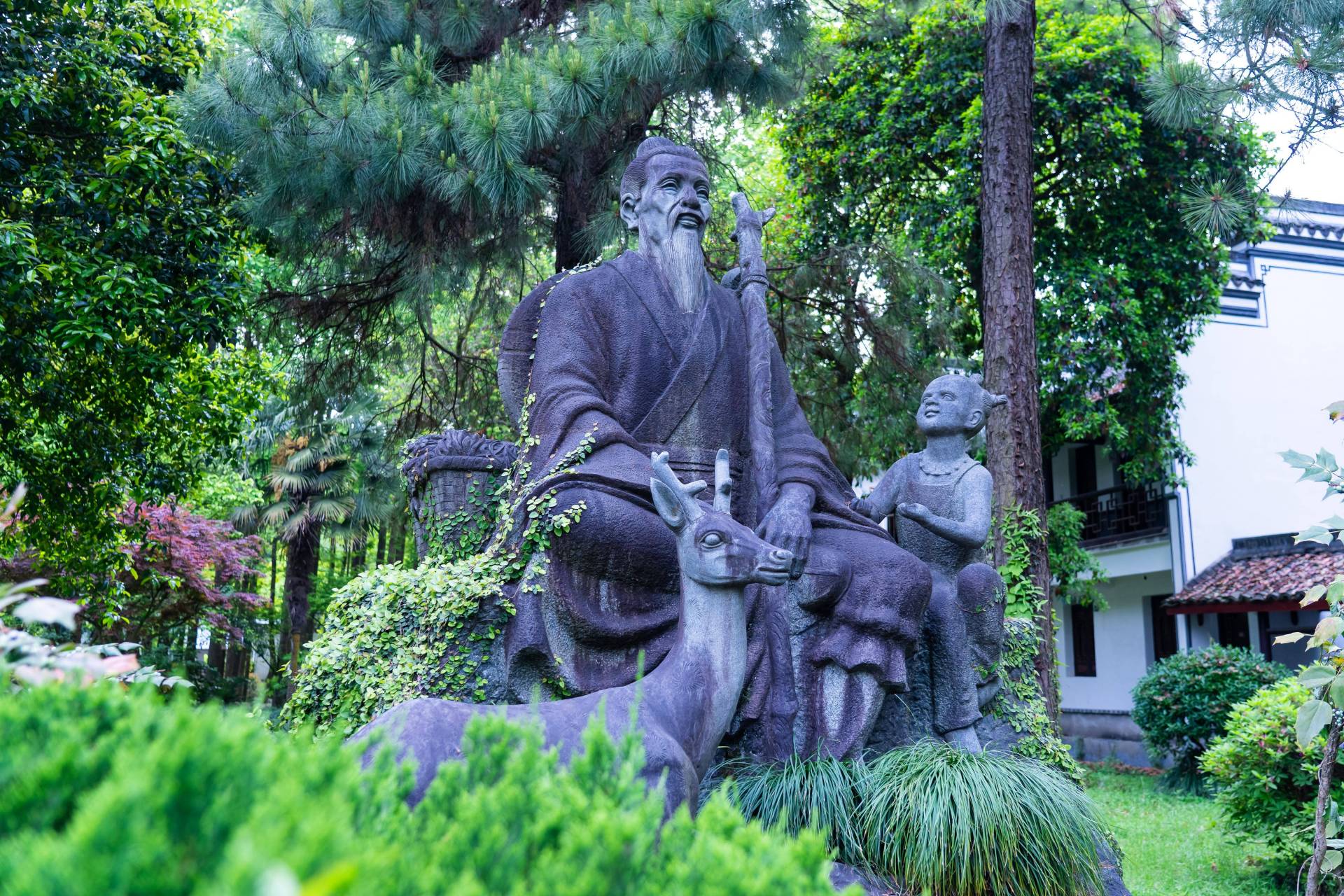 桐庐有座桐君山,位于"水皆缥碧,千丈见底"地,富春江与天目溪合流处,与