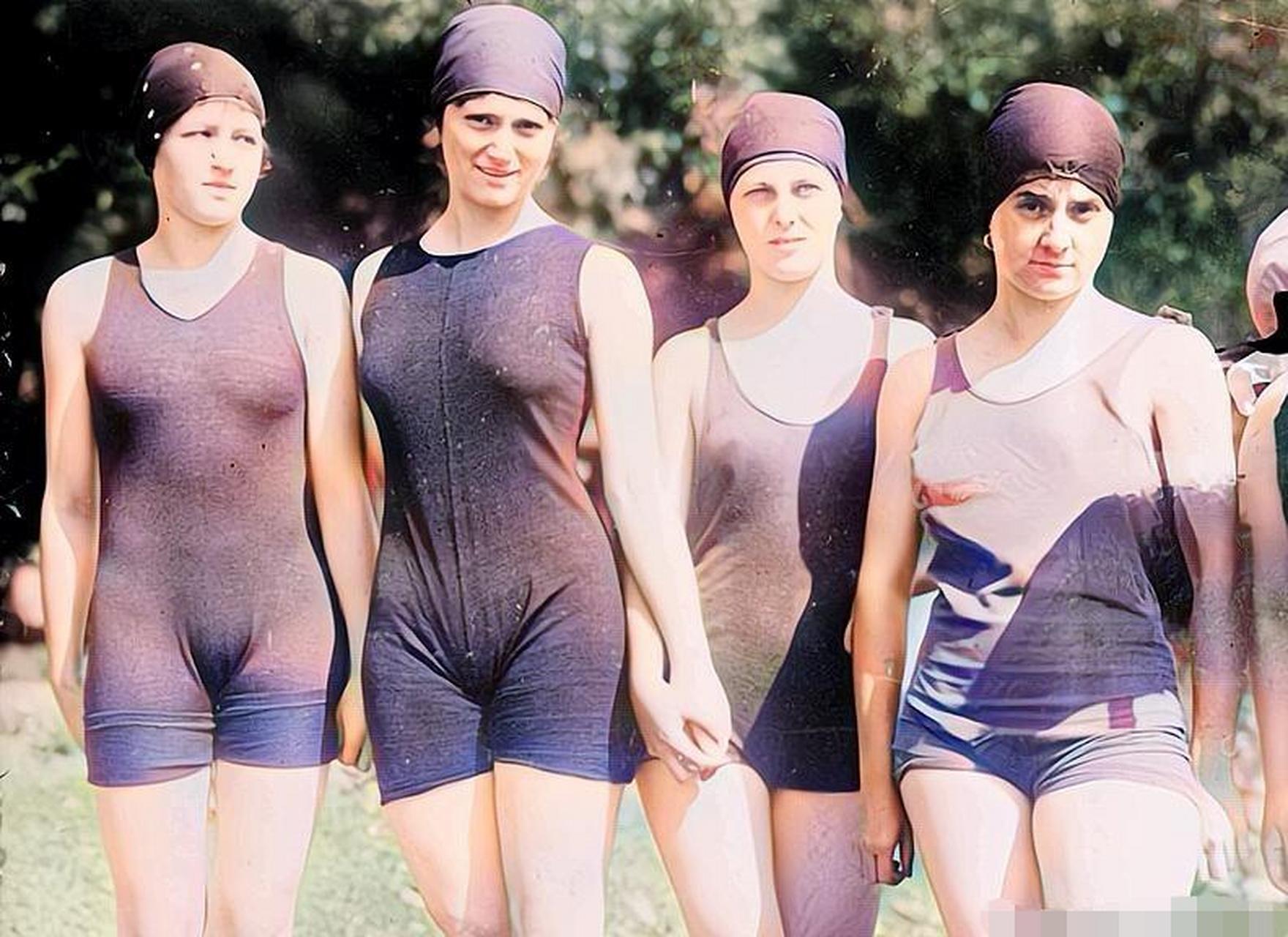 历史老照片:1910年代,一张4名身着黑色泳衣的美国女孩在美国郊区露天