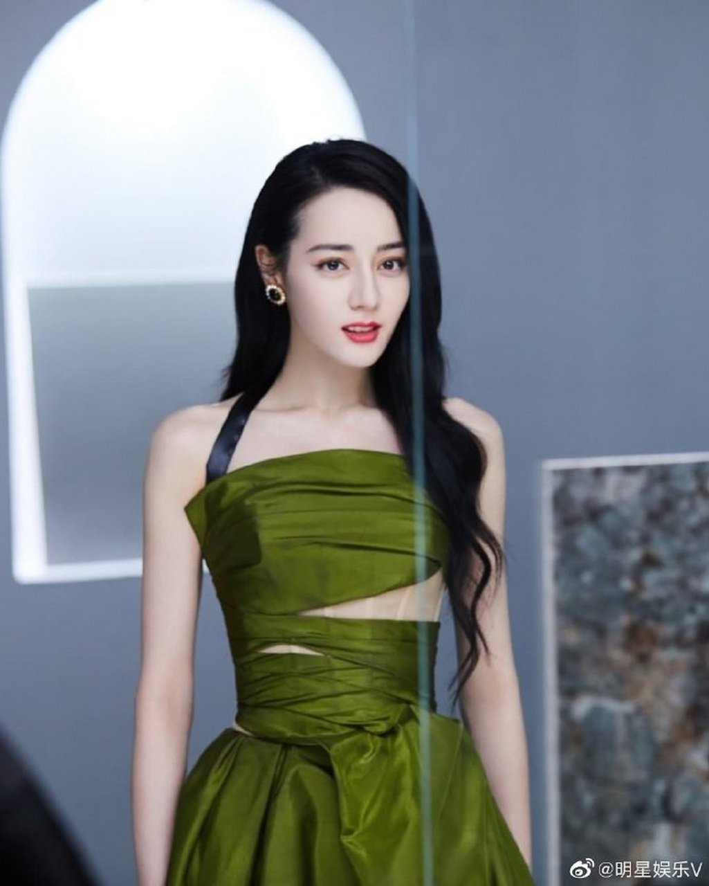 迪丽热巴# 墨绿色连衣裙太好看,可盐可甜的热巴yyds! ​​​