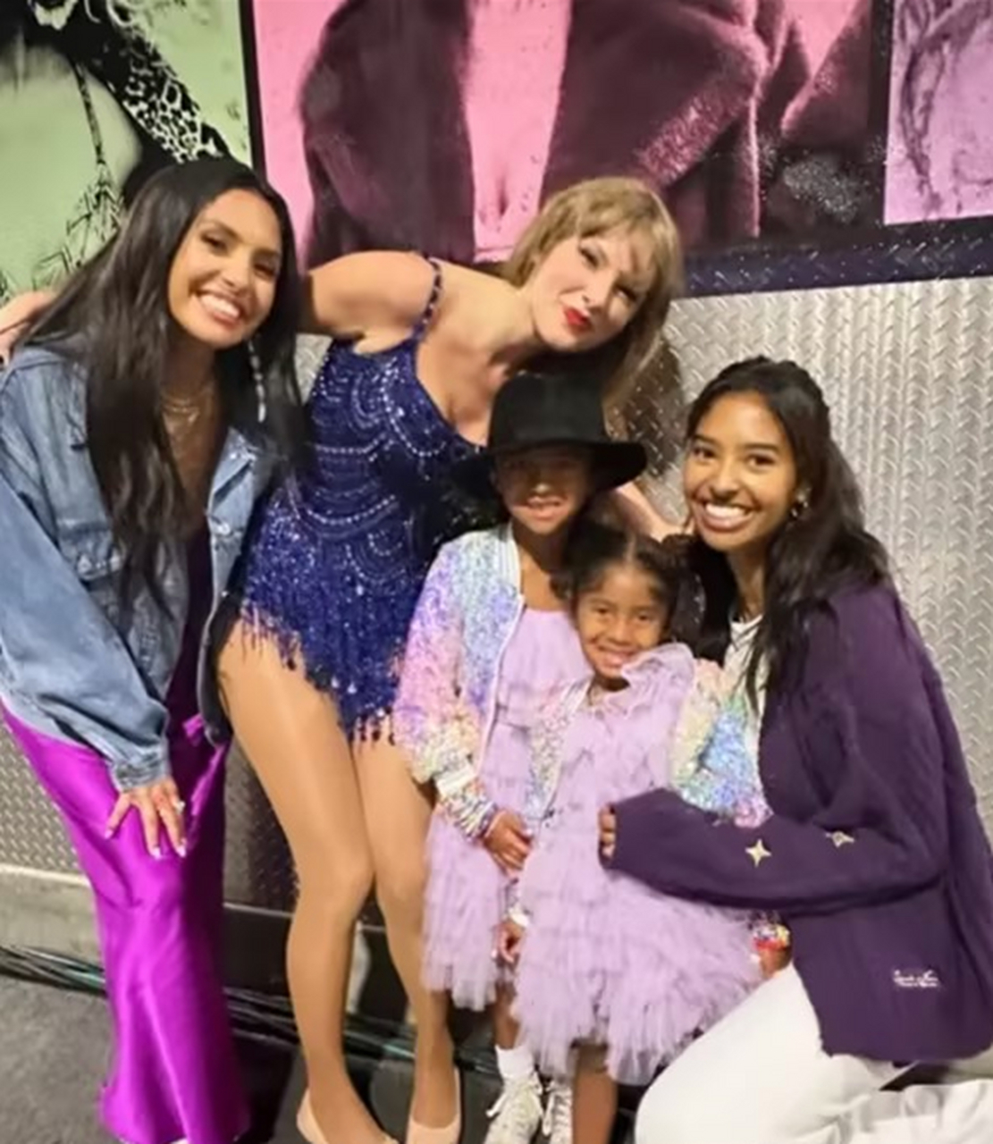 科比icon老婆瓦妮莎icon晒自己与三个女儿与霉霉icon的后台合影.