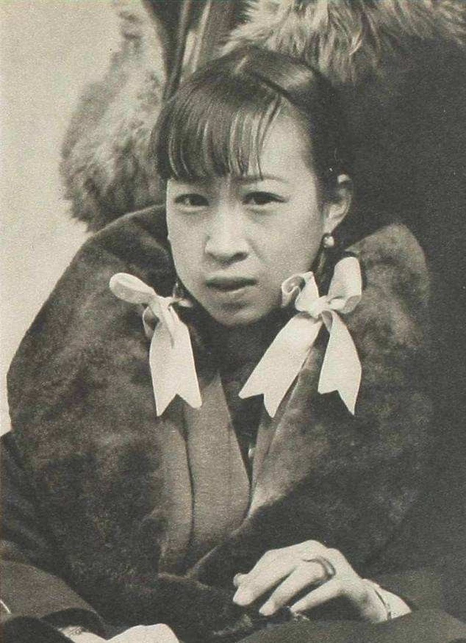 鬼子兵兽性大发,将妇女拉到庄稼地里强行奸污,然后逼迫妇女脱光衣服