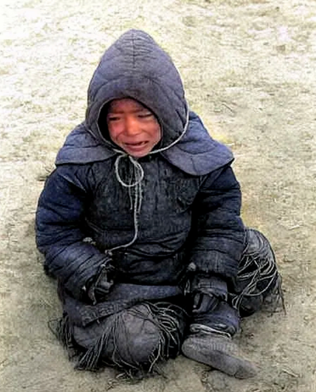 1942年河南,一个男孩坐在路边饿的嚎啕大哭,他的父