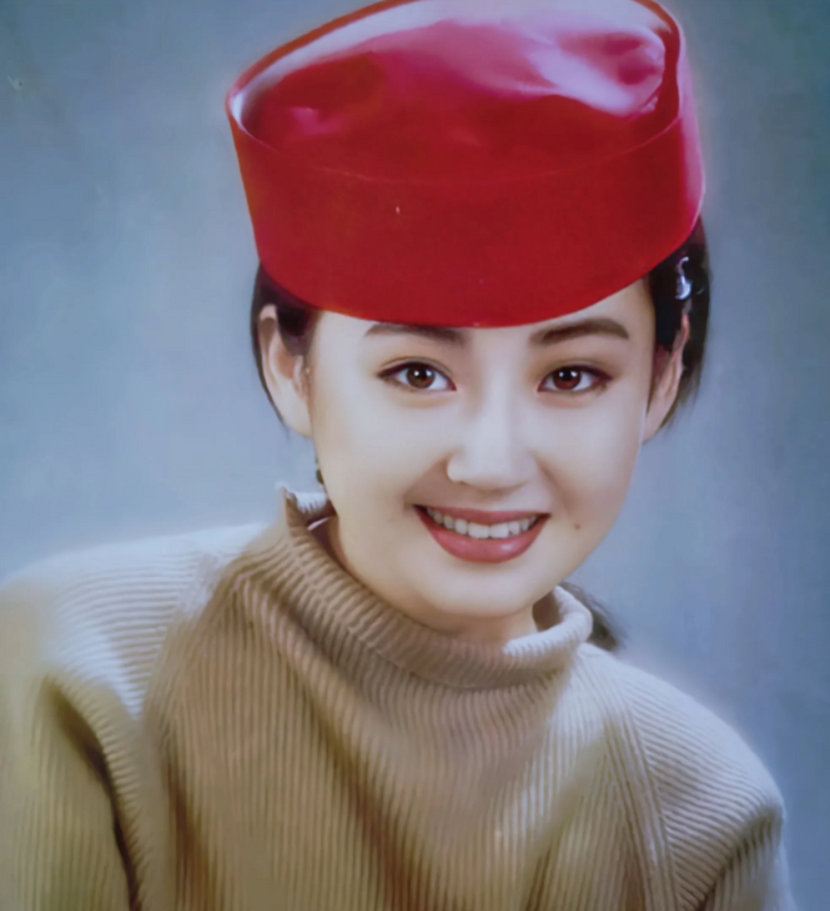 许晴是不是整过容?回看她年轻时的写真,简直就是判若两人