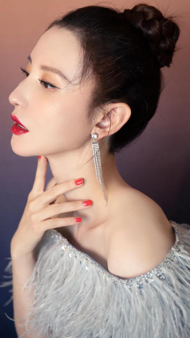 张萌身材太惊人了,一袭天空蓝抹胸亮片羽毛长裙,性感又撩人