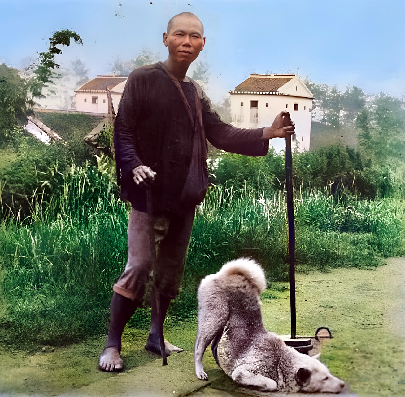 民国,一男子带着他的狗子沿街乞讨