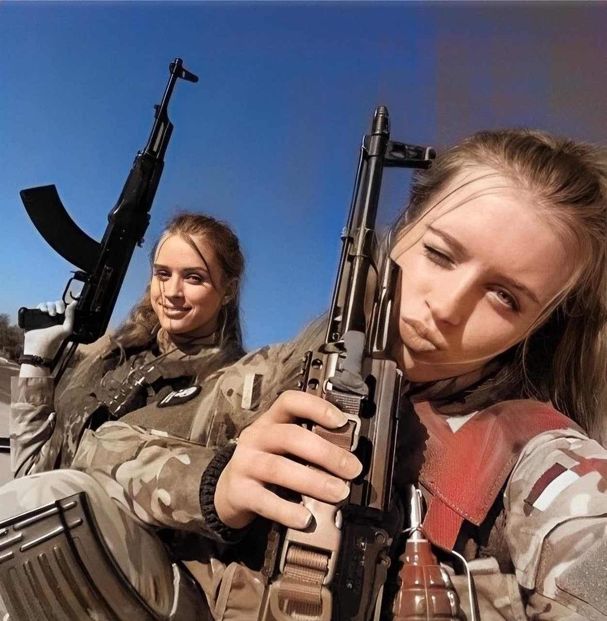 这是乌克兰的女兵在战场上,他的手脚都沾满了泥巴,他看起来很狼狈.