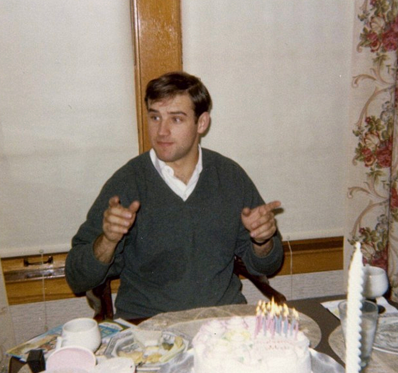 美国总统·拜登年轻时也是一个帅气的小伙子,之前有很多人说他撞脸