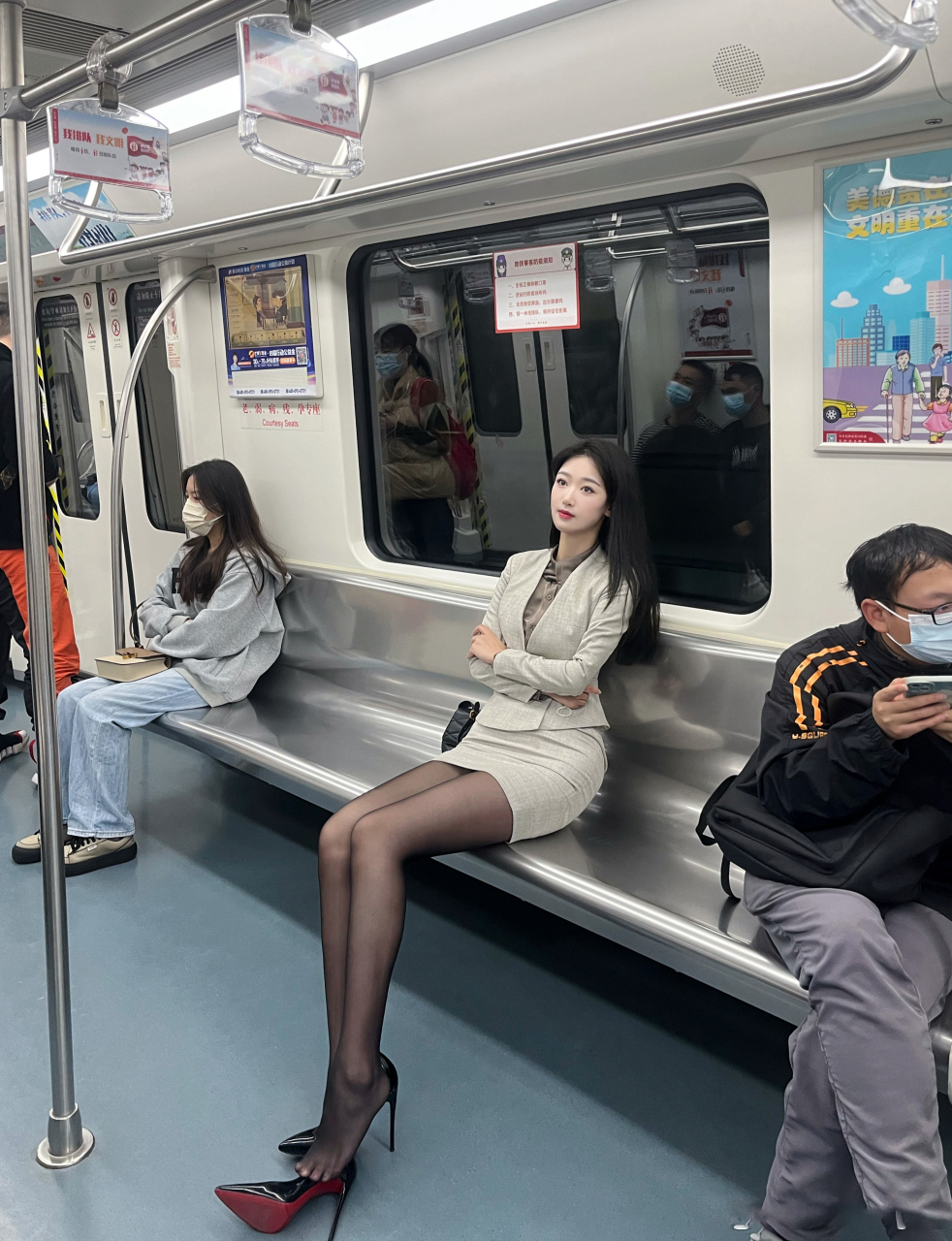 地铁中,一名女模特穿着米黄色风衣,仿佛绽放着自由与释放的美丽画卷.