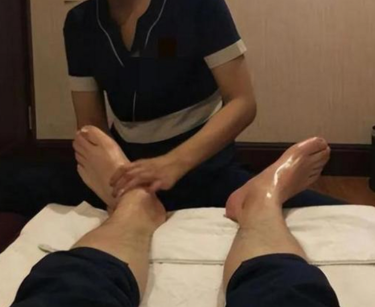 广东一名足浴技师报案,称男顾客侵犯了自己,男顾客却